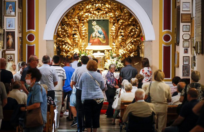 Na Brezje je prišlo precej več ljudi kot prejšnje leto, ko je praznik potekal v luči epidemioloških omejitev. FOTO: Matej Družnik/Delo
