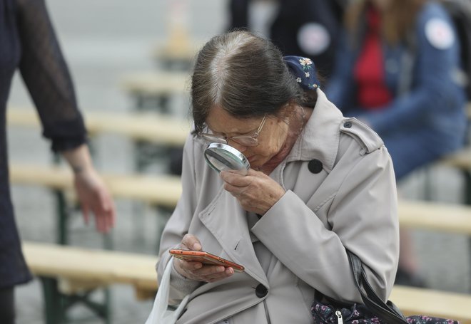 Pri Zvezi potrošnikov Slovenije so pred leti opozorili operaterje, naj povečajo ponudbo telefonov za starejše, a te na trgu še niso zaznali. FOTO: Jože Suhadolnik/Delo
