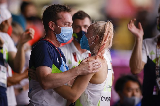 Trener Roman Krajnik in Janja Garnbret sta se veselila že na lanskih olimpijskih igrah v Tokiu. FOTO: Anže Malovrh/STA
