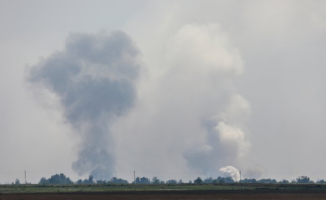 Nad skladišči goriva na Krimu se je po napadih vil gost dim. FOTO: Stringer/Reuters
