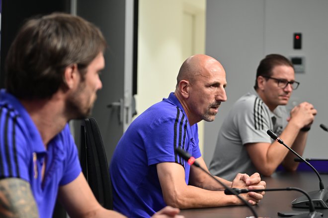 Damir Krznar (v sredini) je slovensko javnost prvič nagovoril na včerajšnji novinarski koferenci v Mariboru. Foto Marko Pigac/MP Produkcija
