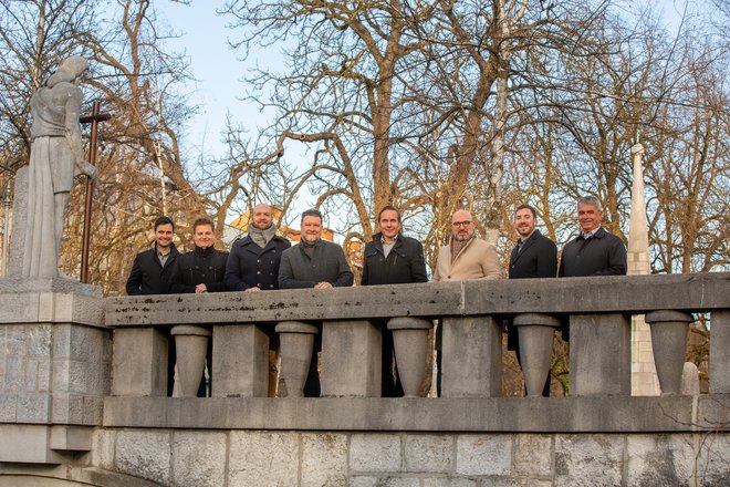 V zadnjih letih Slovenski oktet uvaja žanre, ki jih predhodniki niso izvajali. FOTO: Janez Kotar
