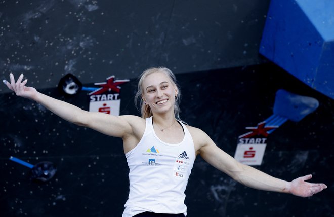 Janja Garnbret se veseli zlatega odličja po finalu v balvanih. FOTO: Michaela Rehle/Reuters
