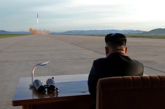 Kim Džong Un na arhivski fotografiji opazuje izstrelitev rakete Hwasong-12. FOTO: KCNA/Reuters&nbsp;
