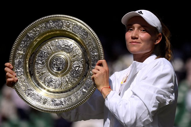 Jelena Ribakina&nbsp;pozira z wimbledonsko trofejo. FOTO: Toby Melville/Reuters
