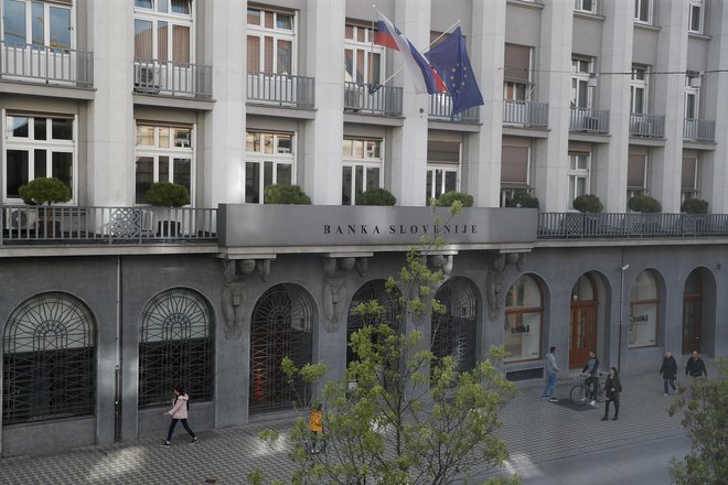 Banke letos ustvarjajo več slabitev in rezervacij, imajo več stroškov in za skoraj šestino manjpi dobiček, ugotavljajo v Banki Slovenije.&nbsp;Foto Leon Vidic/delo
