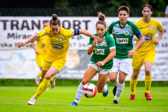 Nogometašice Pomurja so v velikem slogu začele z novo ligaško sezono, s kar 4:0 so na gostovanju premagale največje tekmice iz Ljubljane. FOTO: ŽNK Pomurje/Boštjan Rous
