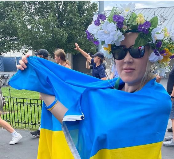 Lola je morala zapustiti tribuno, ker je imela preveliko ukrajinsko zastavo. FOTO: twitter/Ben Rothenberg
