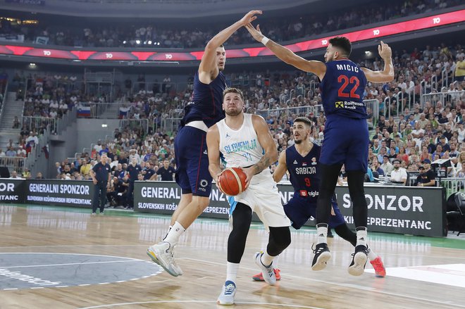 Luka Dončić in Nikola Jokić (levo) sta bila tudi v Stožicah v ospredju v zanimivi predstavi, desno Vasilije Micić. FOTO: Leon Vidic/Delo
