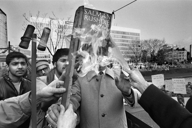 V angleškem mestu Bradford so leta 1989 na protestu proti Satanskim stihom zažigali kopije romana. FOTO: Shutterstock
