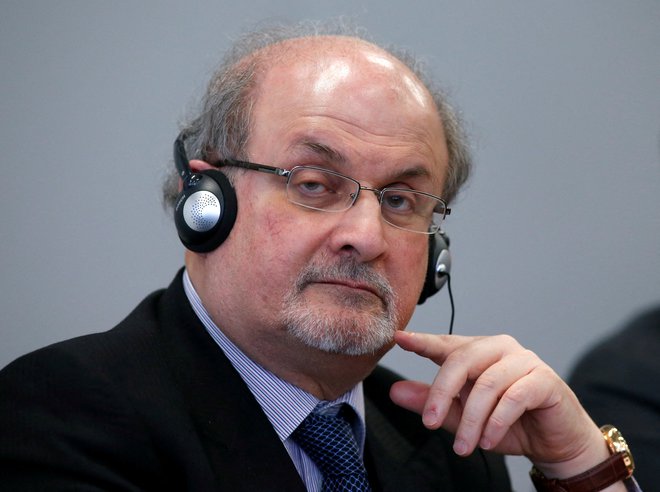 FILE PHOTO: Author Salman Rushdie listens during the opening news conference of the Frankfurt book fair, Germany October 13, 2015. REUTERS/Ralph Orlowski//File Photo Foto Ralph Orlowski Reuters
