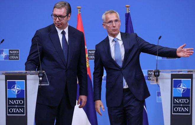 Srbski predsednik Aleksandar Vučić (levo, ob njem generalni sekretar zveze Nato Jens Stoltenberg) bolj kot z Natom išče skupne točke s Putinovo Rusijo in Kitajsko. Foto Francois Walschaerts/AFP
