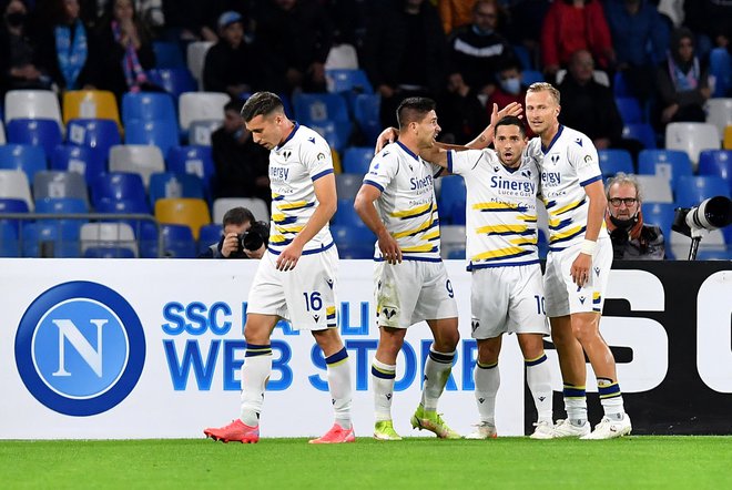 Giovanni Simeone (drugi z leve) proslavlja s soigralci na novembrski ligaški tekmi v Neaplju, kjer je tudi dosegel gol za Verono, ki je vznožje Vezuva zapustila s točko (1:1). FOTO: Jennifer Lorenzini/Reuters
