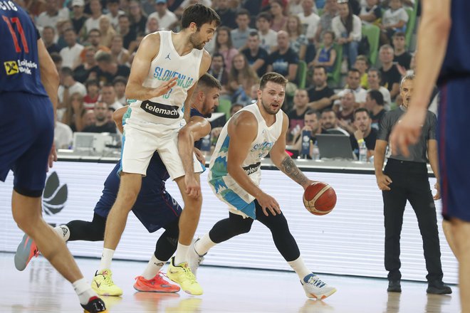 Luka Dončić (z žogo) in Mike Tobey (levo) sta se reprezentanci pridružila pozneje, zato malce zaostaja pri uigravanju. FOTO: Leon Vidic/Delo
