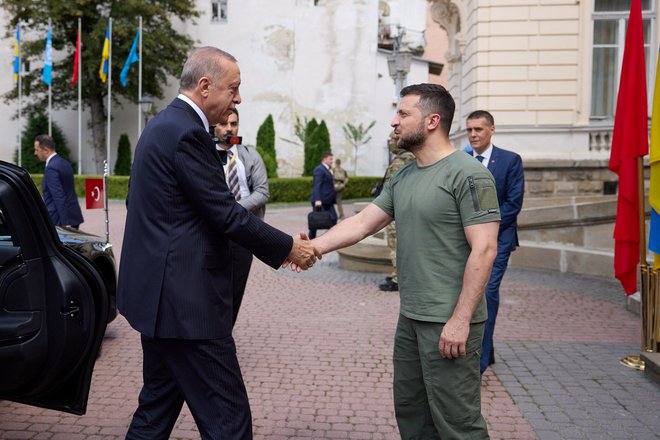 Erdoğan (levo) je pred prihodom v Lvov napovedal, da bo na pogovorih z Zelenskim spregovoril tudi o tem, kako na diplomatski način končati vojno. FOTO:&nbsp;Reuters
