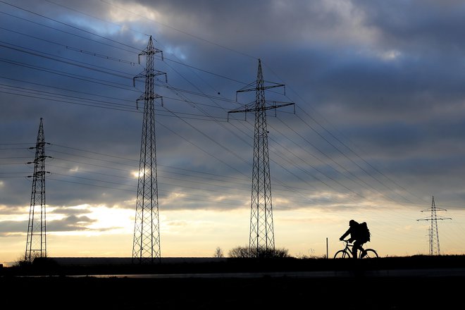 Možen ukrep bi bila regulacija trga ter določitev najvišje cene elektrike in plina. FOTO: Tomi Lombar/Delo
