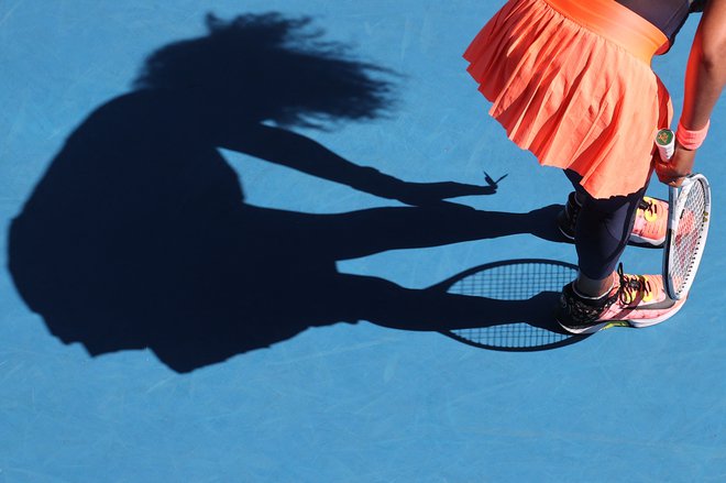 Na fotografiji se ne vidi, kako je Naomi Osaka prepričala metulja, da ji je sedel na dlan, nato pa ga je poskušala odnesti z igrišča in spustiti na varno. FOTO: David Gray/AFP
