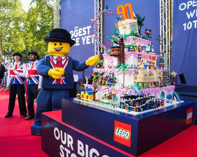 Njihova največja trgovina je prenovljena in razširjena na&nbsp;Leicester Squaru v Londonu, ki so jo slavnostno odprli prejšnji teden. FOTO: arhiv Lego
