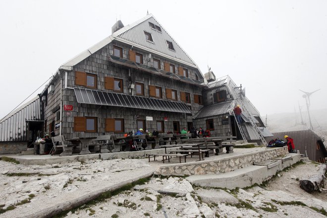 Triglavski dom na Kredarici je to poletje ob koncih tedna polno zaseden. FOTO: Mavric Pivk
