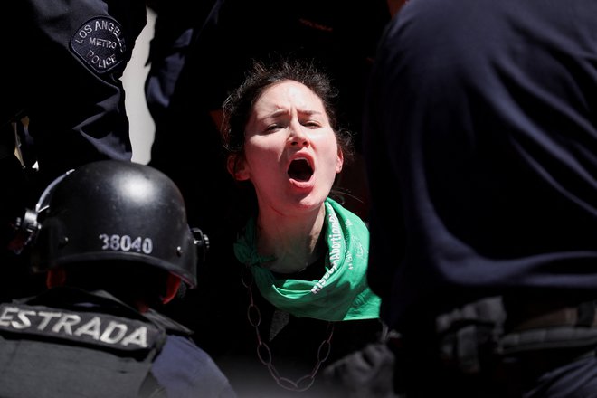 Revna temnopolta ženska na begu pred lakoto ali vojno ima popolnoma druge tegobe kot bela pripadnica srednjega razreda v našem okolju. FOTO: David Swanson/Reuters
