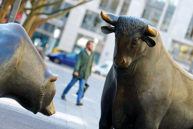 Medved in bik, simbola borznega trgovanja pred frankfurtsko borzo. Če se bodo Nemci odločili, da inflacijo zbijejo tudi s klestenjem porabe, bi to lahko pomenilo izvoz recesije v druge, manjše države. Foto Ralph Orlowski Reuters
