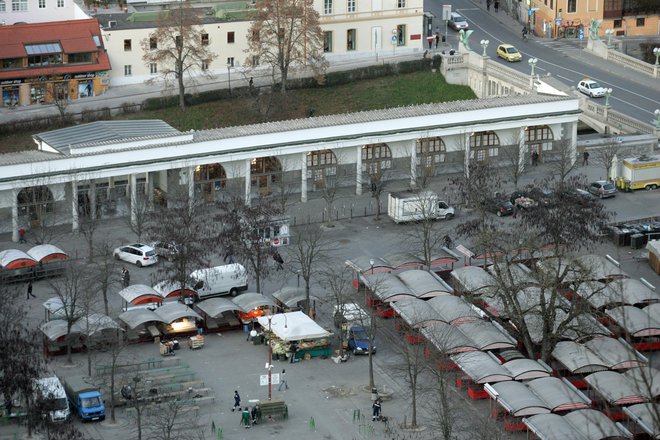 Zakaj trmoglavite z garažo pod tržnico, ko projekti v vašem predalu jasno kažejo, da bi bila garaža pod gradom prometno vsaj enakovredna, gradbeno enostavnejša, cenejša in vsekakor nesporna z vidika spoštovanja dediščine? FOTO MAVRIC PIVK
