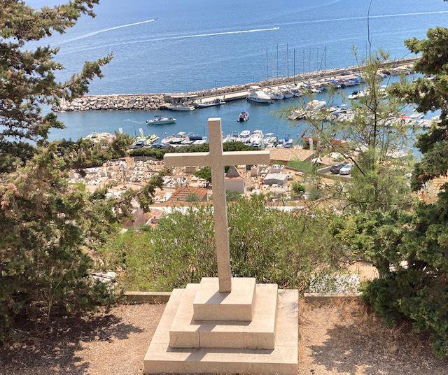 Pogled na pokopališče in pristanišče v mestecu Cargèse FOTO: Mimi Podkrižnik
