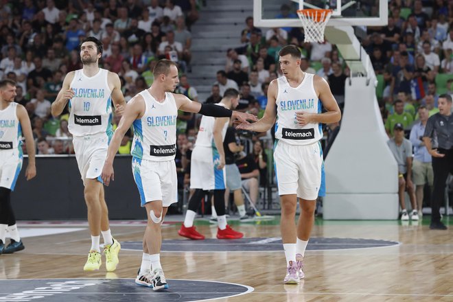 Za razliko od junijskega dvoboja s Hrvaško bo Slovenija tokrat močnejša za Klemna Prepeliča (7) in Vlatka Čančarja (31). FOTO: Leon Vidic/Delo
