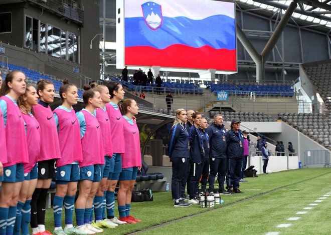 Borut Jarc in reprezentantke pred tekmo s Kazahstanom v Nursultanu. FOTO: Pavel Mihejev/Reuters
