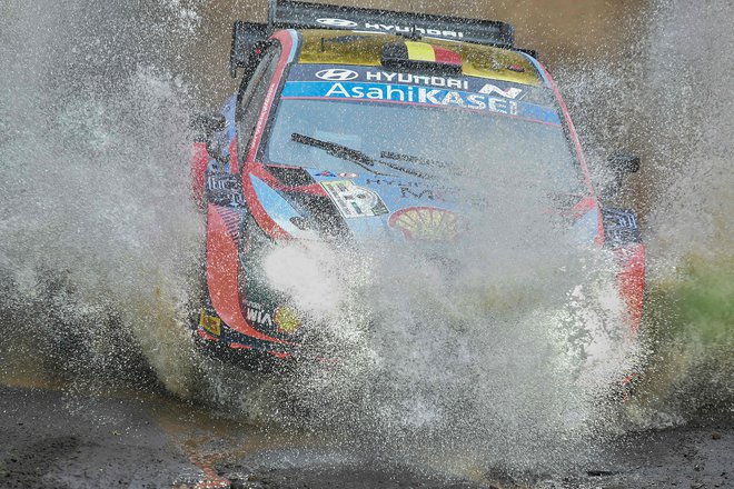 Belgijec Thierry Neuville in njegov sovoznik Martijn Wydaeghe med junijskim relijem po Keniji. FOTO: Tony Karumba/AFP
