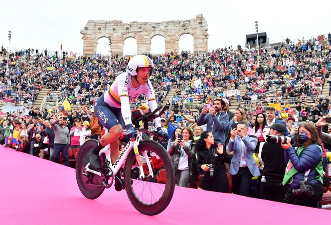 Richard Carapaz je letos v Veroni dirko po Italiji sklenil na 2. mestu.&nbsp;FOTO:&nbsp;Jennifer Lorenzini/Reuters
