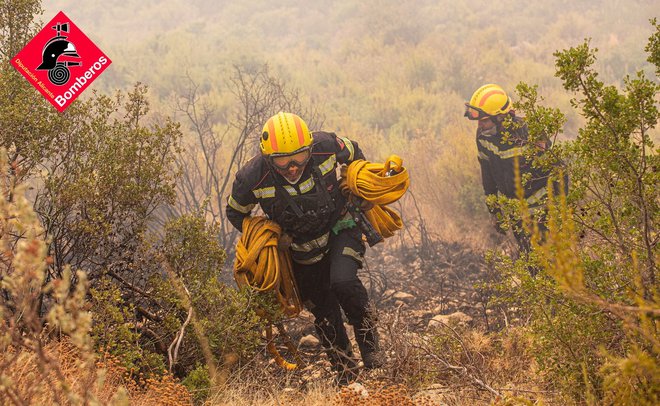 Gasilci so se več dni borili s požari v Vall d&#39;Eboju v Valencii. FOTO:&nbsp;Gasilska brigada Alicante/Reuters
