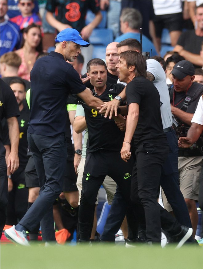 Na štadionu Stamford Bridge, kjer je s Chelseajem tudi osvojil državni naslov, je Antonio Conte, tokrat v vlogi trenerja Tottenhama, uprizoril ognjevito predstavo&nbsp;ob robu igrišča, a krajši konec je potegnil njegov nemški tekmec Thomas Tuchel. FOTO: Paul Childs/Reuters
