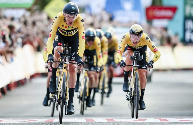 Robert Gesink (levo) je v cilj prikolesaril pred Primožem Rogličem in oblekel rdečo majico. FOTO: Vincent Jannink/AFP
