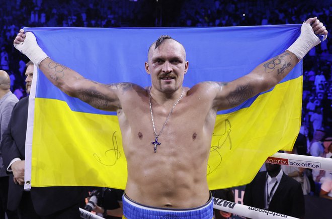 Ukrajinski šampion Oleksandr Usik je ubranil naslove svetovnega prvaka v težki kategoriji po različicah WBA, WBO in IBF. FOTO: Andrew Couldridge/Reuters
