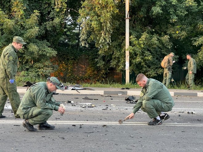 Preiskovalci preiskujejo mesto nesreče, v kateri je umrla Darja Dugina, hči ruskega nacionalista Aleksandra Dugina. FOTO: Reuters
