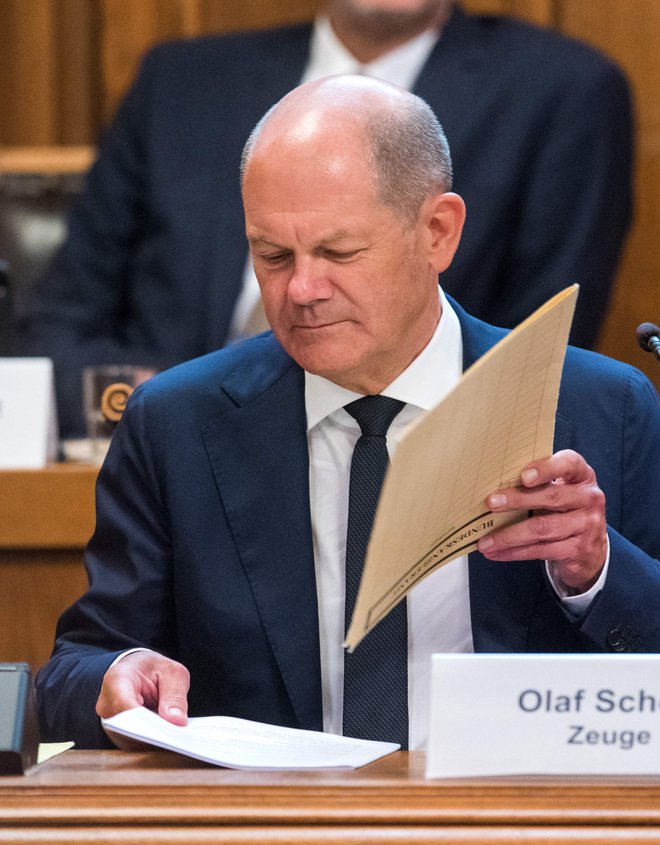 Nemški kancler Olaf Scholz je bil kot priča zaslišan na parlamentarni preiskavi v hamburškem parlamentu v davčni aferi Cum-ex. FOTO:&nbsp;Daniel Bockwoldt/AFP
