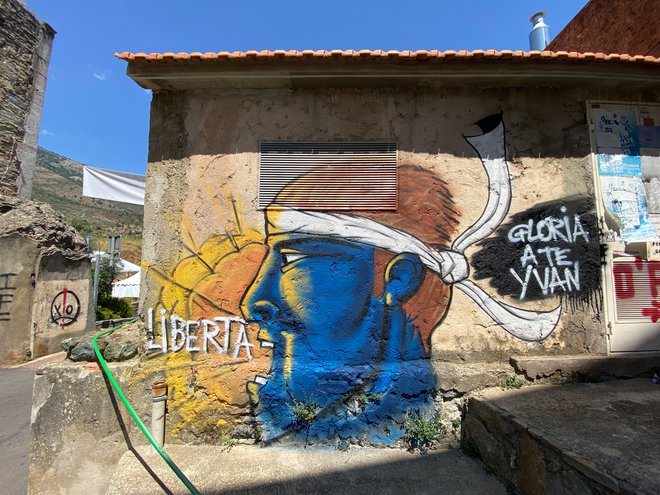 Korziške independentiste iz gibanja Corsica Libera žuli finančni in socialni status otoka s približno 340.000 prebivalci. Fotografije Mimi Podkrižnik
