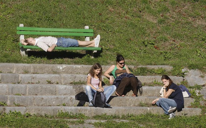 Avgust na nabrežju Ljubljanice. FOTO: Blaž Samec/Delo
