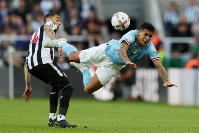 V Newcastle je dišalo po senzaciji, a so se angleški prvaki iz Manchestra po zoastanku z 1:3 le rešili in osvojili točko. FOTO: Scott Heppell/Reuters
