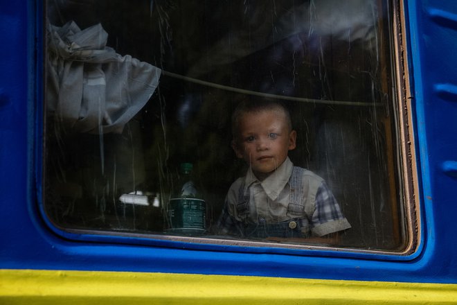 Evakuacijski vlak iz Donbasa, kjer vsak dan potekajo hudi boji med ukrajinskimi in ruskimi silami. Foto Anatolii Stepanov/AFP
