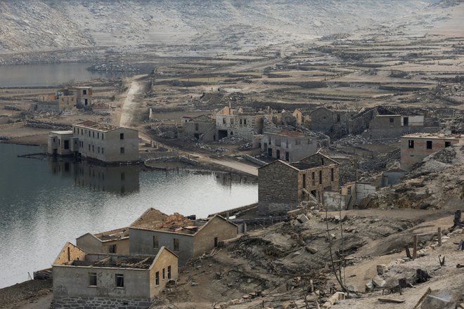 Prva vznikla Atlantida zadnjega časa je bila že sredi letošnjega februarja vas Aceredo na severozahodu Španije, na meji s Portugalsko. FOTO: Miguel Vidal/Reuters
