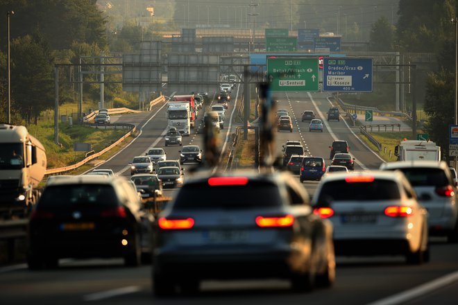 Promet na avtocestah je presegel predkoronskega. FOTO: Jure Eržen/Delo
