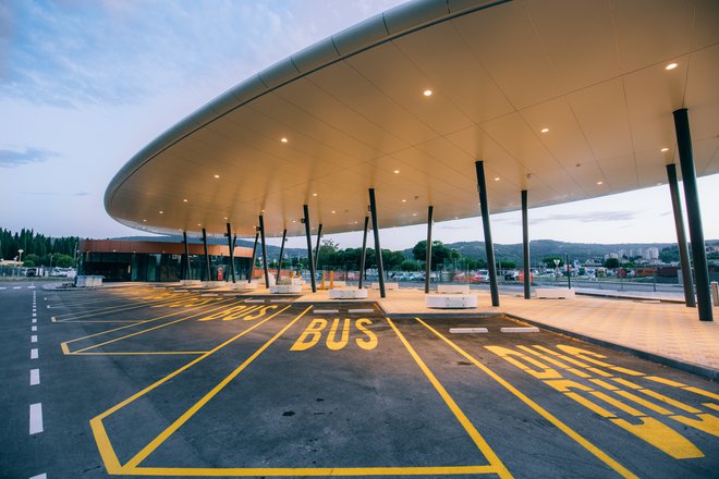 Nova avtobusna postaja Koper danes sprejela prve avtobuse FOTO: Jakob Bužan
