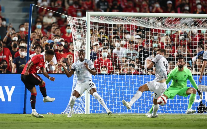 Jadon Sancho (levo) je v 16. minuti popeljal Manchester United v vodstvo z 1:0. FOTO: Chalinee Thirasupa/Reuters
