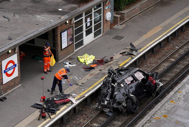 Pogled na kraj nesreče, kjer je vozilo Range Rover po trčenju z avtomobilom Tesla zapeljalo s ceste na železniško progo Piccadilly Line, na postaji Park Royal v zahodnem Londonu. Foto: Maja Smiejkowska/Reuters
