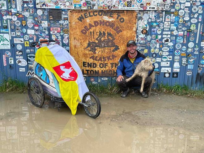 Po 25.122 prehojenih kilometrih na cilju, je ob tem velikem dosežku na facebooku zapisal Oliver Tič. Na družbenih omrežjih ga je spremljalo okoli 8000 ljudi. FOTO: osebni arhiv
