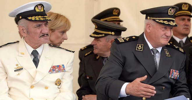 Admiral Davor Domazet-Lošo (levo) in Pavao Miljevac sta poleg majorja Ilije Maričića naslednja na srbskem seznamu ovadenih zaradi vojaških zločinov. FOTO: Goran Mehkek/Cropix
