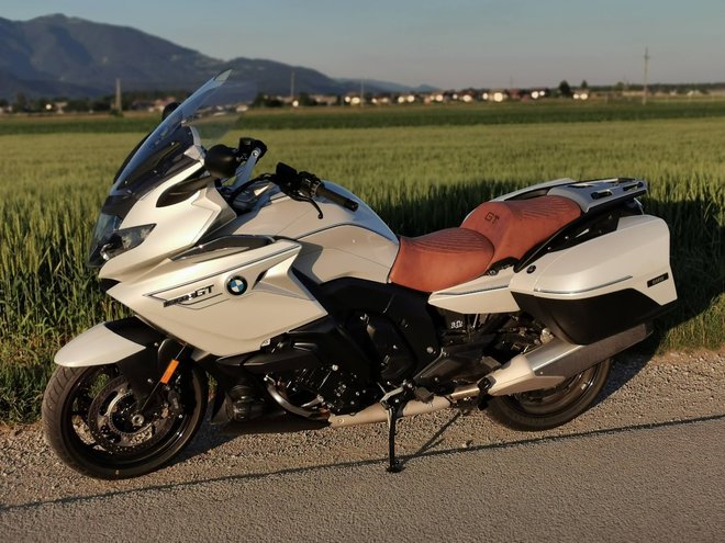 Bočna linija je idealno športna, skupaj s kovčki tvori popolno simbiozo tega motocikla. FOTO: Jan Jolič Lieven
