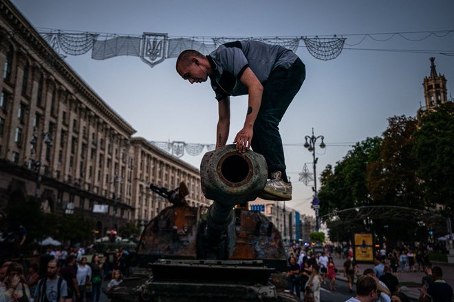 Ukrajinske oblasti so v središču Kijeva pred dnevom neodvisnosti razstavile uničene ruske tanke. FOTO: Dimitar Dilkoff/Afp
